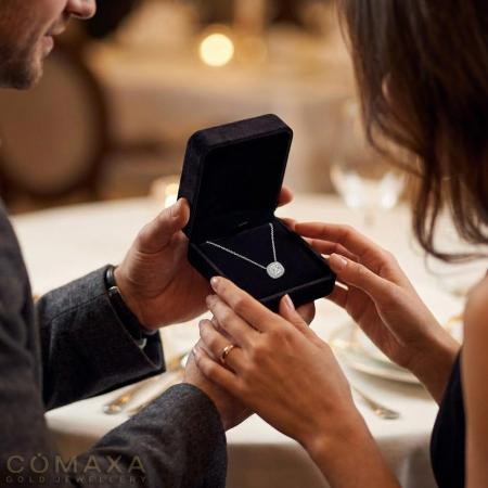 Колие от бяло злато с квадратен елемент Колие от бяло злато с квадратен елемент